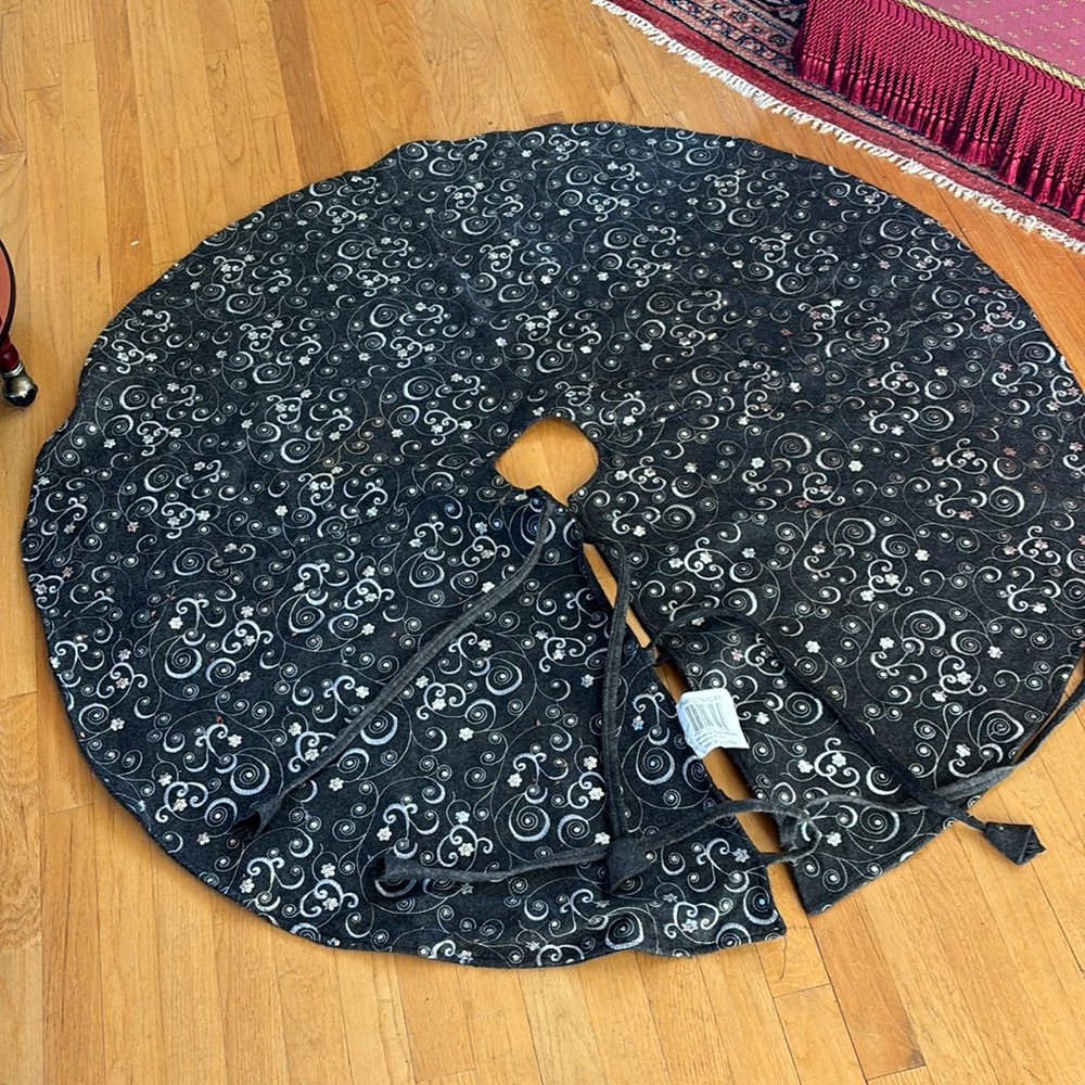 Christmas Tree Skirt Black with Sequins
